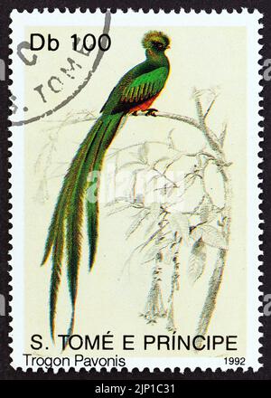 SAO TOME UND PRINCIPE - UM 1992: Eine in Sao Tome und Principe gedruckte Marke aus der 'Birds'-Ausgabe zeigt Trogon Pavonis (Pharomachrus pavoninus). Stockfoto