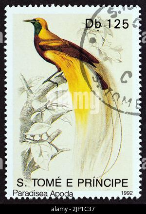 SAO TOME UND PRINCIPE - UM 1992: Eine in Sao Tome und Principe gedruckte Marke aus der 'Birds'-Ausgabe zeigt einen größeren Paradiesvogelarten (Paradisaea apoda), Stockfoto