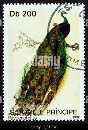 SAO TOME UND PRINCIPE - UM 1992: Eine in Sao Tome und Principe gedruckte Marke aus der 'Birds'-Ausgabe zeigt indische Pfauen (Pavo cristatus), um 1992. Stockfoto
