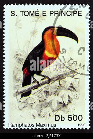 SAO TOME UND PRINCIPE - UM 1992: Eine in Sao Tome und Principe gedruckte Marke aus der 'Birds'-Ausgabe zeigt Toucan (Ramphastos maximus), um 1992. Stockfoto