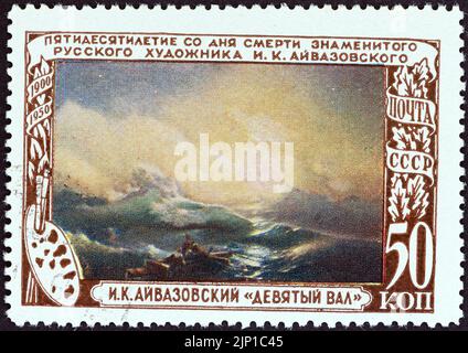 UdSSR - UM 1950: Eine in der UdSSR gedruckte Briefmarke aus der Ausgabe „der Todestag von Ivan Konstantinovich Aivazovsky 50.“ zeigt die Neunte Welle, 1850. Stockfoto