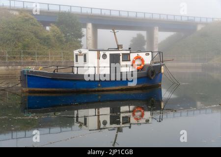 Boot in schwerem Seegang am Hafen bei Flut in Seaton Sluice, Northumberland, Großbritannien, am 14. August 2022. Stockfoto