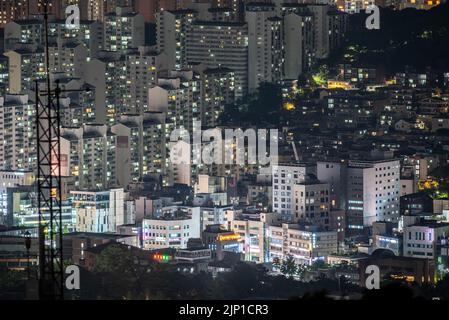 Blick auf die Stadt bei Nacht in Seoul, Südkorea Reise am 12. August 2022 Stockfoto