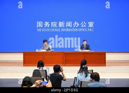 Peking, China. 15. August 2022. Fu Linghui (R), Sprecher des nationalen Statistikbüros (NBS), nimmt an einer Pressekonferenz Teil, die vom Informationsbüro des Staatsrates über Chinas mehrere wichtige Wirtschaftsindikatoren im Juli in Peking, der Hauptstadt Chinas, am 15. August 2022 abgehalten wurde. Quelle: Chen Yehua/Xinhua/Alamy Live News Stockfoto