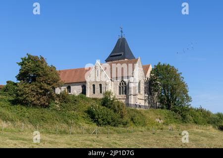 Varengeville sur Mer, Frankreich - 16. Juli 2022: Die Kirche St. Valery auf den Klippen von Ailly, sonniger Sommertag Stockfoto