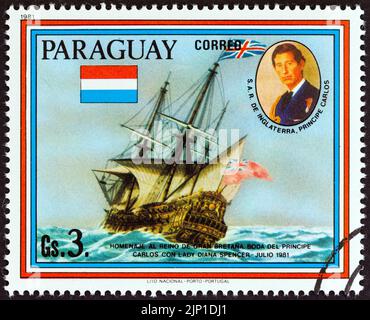 PARAGUAY - UM 1981: Eine in Paraguay gedruckte Briefmarke aus der Ausgabe 'Hochzeit von Prinz Charles und Lady Diana Spencer' zeigt HMS Resolution, um 1981. Stockfoto
