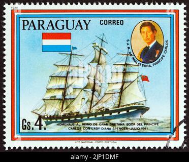 PARAGUAY - UM 1981: Eine in Paraguay gedruckte Briefmarke aus der Ausgabe 'Hochzeit von Prinz Charles und Lady Diana Spencer' zeigt Loch Etive, um 1981. Stockfoto