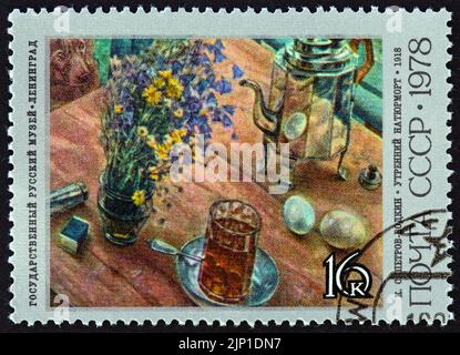 UdSSR - UM 1978: Eine in der UdSSR gedruckte Briefmarke aus der Ausgabe '100. Jahrestag der Geburt von Kuzma Petrov-Vodkin' zeigt Morning Still Life, 1918. Stockfoto