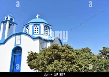 Griechisch-orthodoxe Analipsi Kirche in Gialiskari auf der Insel Ikaria, griechische Inseln, Griechenland, Ikaria, Ägäis, Mittelmeer. Blau-weiße Kirche. Stockfoto