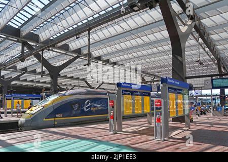 Ein Eurostar-Zug kommt am Hauptbahnhof Rotterdam, Niederlande an. Die direkte Verbindung von London nach Amsterdam erfolgt über Brüssel und Rotterdam. Stockfoto