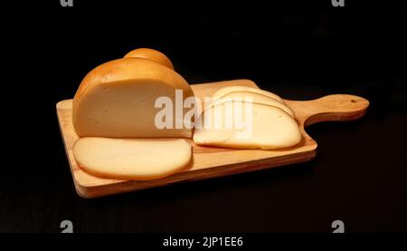 Geräucherter Scamorza Mozzarella italienischer Käse auf einem Holzbrett Stockfoto