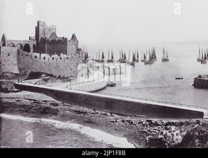 Peel, Isle of man. Die alte Burg und der Hafen, hier im 19.. Jahrhundert gesehen. Aus der ganzen Küste, ein Album mit Bildern von Fotografien der Chief Seaside Orte von Interesse in Großbritannien und Irland veröffentlicht London, 1895, von George Newnes Limited. Stockfoto