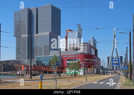 Rotterdam, Niederlande. Blick entlang Posthumalaan zur Erasmus-Brücke, die links die neuen Gebäude auf der Wilhelminapier zeigt, darunter De Rotterdam Stockfoto