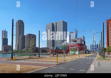 Rotterdam, Niederlande. Blick entlang Posthumalaan zur Erasmus-Brücke, die links die neuen Gebäude auf der Wilhelminapier zeigt, darunter De Rotterdam Stockfoto