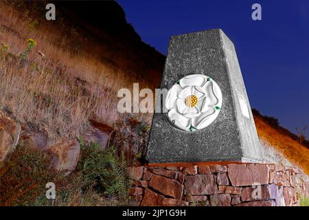 Markierungsstein, der am M62 an der Grenze von Lancashire & Yorkshire errichtet und 1971 von Ihrer Majestät der Königin enthüllt wurde Stockfoto