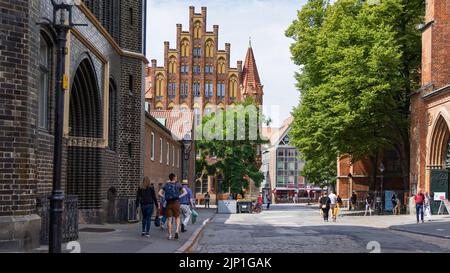 Lübeck, Deutschland - 30. Juli 2022: Markt neben dem Rathaus von Lübeck in Schleswig-Holstein in Norddeutschland Stockfoto