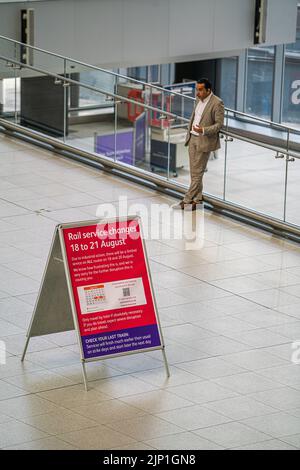 Waterloo London, Großbritannien. 15 August 2022 . Ein Schild, das am Montagmorgen die Streikaktion am Bahnhof Waterloo ankündigt. The Rail, Die Gewerkschaft Maritime and Transport Workers (GMT) hat vom 18. Bis 21. August eine Streikaktion im Rahmen eines Streiks von Zugfahrern angekündigt, die eine Lohnerhöhung im Einklang mit der aktuellen Inflation von 15 Prozent fordern. Den Fahrgästen wurde geraten, an diesen Tagen wegen nicht zu reisen Schwere Störungen. Kredit. amer Ghazzal/Alamy Live Nachrichten Stockfoto