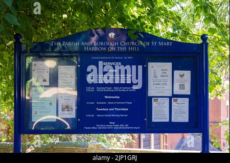 Tafel am Eingang zum Kirchhof der Parish and Borough Church of St Mary, Harrow on the Hill, Greater London, England, Großbritannien Stockfoto