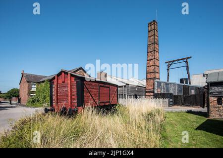 Eisenbahnwaggon (Ingram Thompson & Sons Ltd) & Schornsteinstapel, Lion Salt Works, Lion Salt Works, Ollershaw Lane, Marston, Northwich, Cheshire CW9 6es Stockfoto