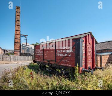 Eisenbahnwaggon (Ingram Thompson & Sons Ltd) & Schornsteinstapel, Lion Salt Works, Lion Salt Works, Ollershaw Lane, Marston, Northwich, Cheshire CW9 6es Stockfoto