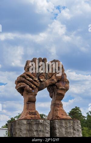 Helmstedt -Marienborn Deutschland, 4. August 2022: Gedenkstätte Deutsche Teilung Skulptur von zwei Händen in Helmstedt -Marienborn ehemaliger Grenzübergang der innerdeutschen Grenze zwischen Ost- und Westdeutschland. Stockfoto