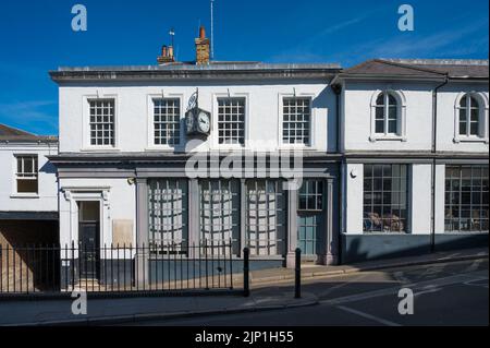 Der Hill Shop bietet Schreibwaren, Souvenirs der Harrow School, Geschenke und Erinnerungsstücke. High Street, Harrow on the Hill, Greater London, England, Großbritannien Stockfoto