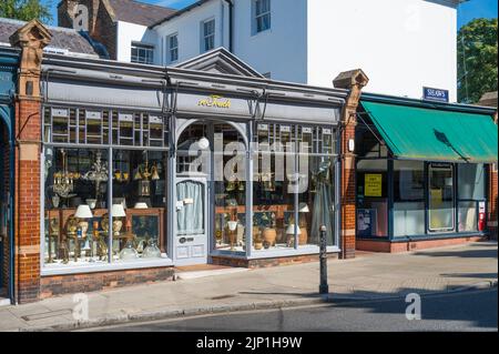 Retuschieren Lighting Shop, Spezialisten für antike Beleuchtung und maßgeschneidertes Lichtdesign. High Street, Harrow on the Hill, Greater London, England, Großbritannien Stockfoto