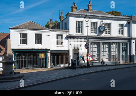 Der Hill Shop bietet Schreibwaren, Souvenirs der Harrow School, Geschenke und Erinnerungsstücke. High Street, Harrow on the Hill, Greater London, England, Großbritannien Stockfoto