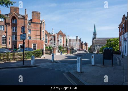 Die Harrow-Schule, das alte Schulgebäude, Drurys und die Kapelle aus der High Street. Harrow on the Hill, Greater London, England, Großbritannien Stockfoto