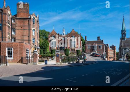 Die Harrow-Schule, das alte Schulgebäude, Drurys und die Kapelle aus der High Street. Harrow on the Hill, Greater London, England, Großbritannien Stockfoto