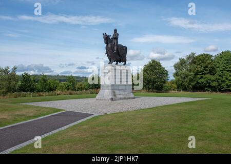 Bronzene Reiterstatue von Robert dem Bruce auf Sockel am Schlachtplatz von Bannockburn. Stockfoto