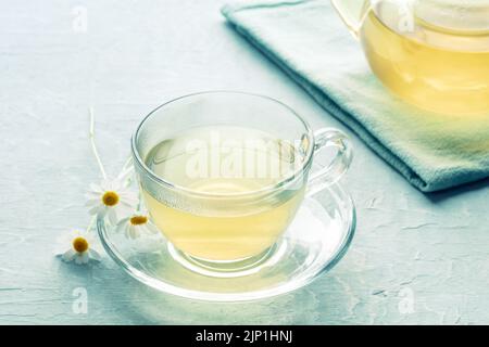 Kamillentee, blumige Infusion zur Heilung und Entspannung, natürliche Behandlung, Bio-Tisan Stockfoto