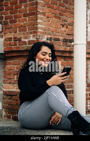 Junge Frau, lesen, entspannt, Körper-Positivität, mehrgewichtig, Plus-size-Modell, Mädchen, Mädchen, Frau, junge Frauen, Lesen, ein Buch lesen, lesen Stockfoto