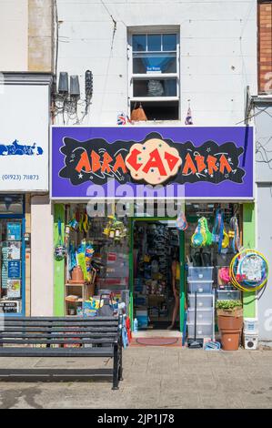 Abracadabra, ein kleiner Discounter in der High Street, Rickmansworth, Hertfordshire, England, Großbritannien Stockfoto