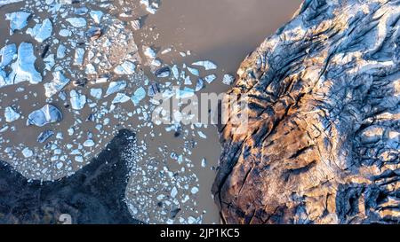 Luftaufnahme des Svinafellsjokull Gletschers und der Eisberge in der Gletscherlagune. Details der Eisstruktur und Risse. Draufsicht. Stockfoto