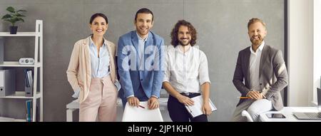 Gruppenporträt von selbstbewussten und erfolgreichen Kollegen oder Führungskräften im Büro. Stockfoto
