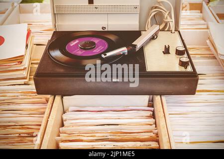 Retro-Stil Bild eines alten Plattenspielers auf gebrauchten Vinyl-lp-Platten Stockfoto