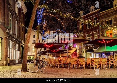 Bars und Restaurants mit weihnachtsbeleuchtung auf dem Sint Amorsplein in Maastricht, Niederlande Stockfoto