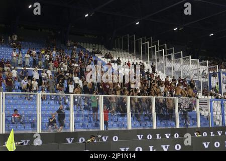Ferrara, Italien. 14. August 2022. Reggina-Fans zeigen ihre Unterstützung beim Spiel Spal vs Reggina, 1Â Serie BKT 2022-23, am 14. August 2022 im Paolo Mazza-Stadion in Ferrara, Italien. Kredit: Unabhängige Fotoagentur/Alamy Live Nachrichten Stockfoto
