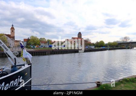 April 30 2022 - Anklam in Deutschland: Kleiner Industriehafen an einem klaufigen Tag Stockfoto