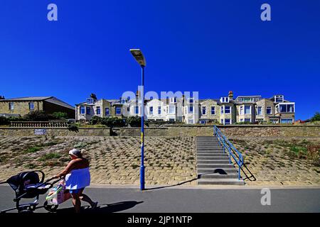 Newbiggin am Meer Northumberland wunderschöne Häuser am Meer und Unterkünfte an der langen Promenade mit tiefblauem Himmel Stockfoto