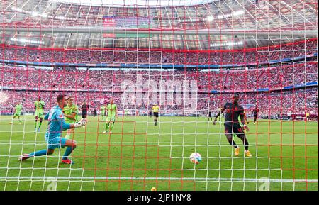 Sadio Mane (FCB 17) erzielt, schießt ein Tor, Tor, Treffer, Torschuss, Koen CASTEELS, Torwart WOB 1 im Spiel FC BAYERN MÜNCHEN - VFL WOLFSBURG 2-0 1.Deutsche Fußballliga am 14. August 2022 in München, Deutschland. Saison 2022/2023, Spieltag 2, 1.Bundesliga, FCB, München, 2.Spieltag © Peter Schatz / Alamy Live News - die DFL-VORSCHRIFTEN VERBIETEN DIE VERWENDUNG VON FOTOGRAFIEN als BILDSEQUENZEN und/oder QUASI-VIDEO - Stockfoto