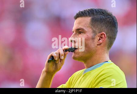 Schiedsrichter schaden Osmers mit Pfeife, Gesten, Shows, beobachten, individuelle Aktion, Schiedsrichter, Hauptschiedsrichter, schiri, im Spiel FC BAYERN MÜNCHEN - VFL WOLFSBURG 2-0 1.Deutsche Fußballliga am 14. August 2022 in München, Deutschland. Saison 2022/2023, Spieltag 2, 1.Bundesliga, FCB, München, 2.Spieltag © Peter Schatz / Alamy Live News - die DFL-VORSCHRIFTEN VERBIETEN DIE VERWENDUNG VON FOTOGRAFIEN als BILDSEQUENZEN und/oder QUASI-VIDEO - Stockfoto