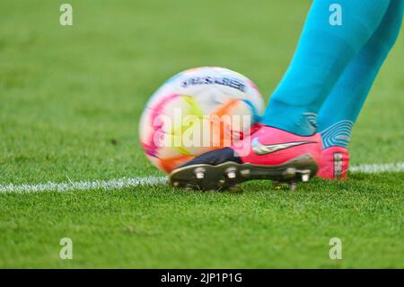 München, Deutschland. 14.. August 2022. Ball Derbystar trat von Koen CASTEELS, Torwart WOB 1 im Spiel FC BAYERN MÜNCHEN - VFL WOLFSBURG 2-0 1.Deutsche Fußballliga am 14. August 2022 in München, Deutschland. Saison 2022/2023, Spieltag 2, 1.Bundesliga, FCB, München, 2.Spieltag © Peter Schatz / Alamy Live News - die DFL-VORSCHRIFTEN VERBIETEN DIE VERWENDUNG VON FOTOGRAFIEN als BILDSEQUENZEN und/oder QUASI-VIDEO - Stockfoto