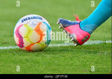 München, Deutschland. 14.. August 2022. Ball Derbystar trat von Koen CASTEELS, Torwart WOB 1 im Spiel FC BAYERN MÜNCHEN - VFL WOLFSBURG 2-0 1.Deutsche Fußballliga am 14. August 2022 in München, Deutschland. Saison 2022/2023, Spieltag 2, 1.Bundesliga, FCB, München, 2.Spieltag © Peter Schatz / Alamy Live News - die DFL-VORSCHRIFTEN VERBIETEN DIE VERWENDUNG VON FOTOGRAFIEN als BILDSEQUENZEN und/oder QUASI-VIDEO - Stockfoto