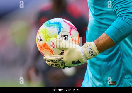 Ball, Koen CASTEELS, Torwart WOB 1 im Spiel FC BAYERN MÜNCHEN - VFL WOLFSBURG 2-0 1.Deutsche Fußballliga am 14. August 2022 in München, Deutschland. Saison 2022/2023, Spieltag 2, 1.Bundesliga, FCB, München, 2.Spieltag © Peter Schatz / Alamy Live News - die DFL-VORSCHRIFTEN VERBIETEN DIE VERWENDUNG VON FOTOGRAFIEN als BILDSEQUENZEN und/oder QUASI-VIDEO - Stockfoto