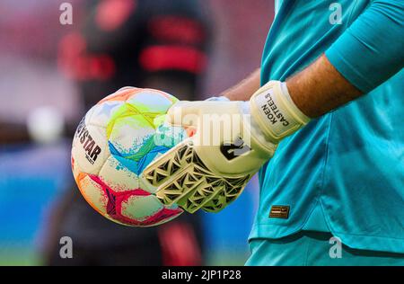 Ball, Koen CASTEELS, Torwart WOB 1 im Spiel FC BAYERN MÜNCHEN - VFL WOLFSBURG 2-0 1.Deutsche Fußballliga am 14. August 2022 in München, Deutschland. Saison 2022/2023, Spieltag 2, 1.Bundesliga, FCB, München, 2.Spieltag © Peter Schatz / Alamy Live News - die DFL-VORSCHRIFTEN VERBIETEN DIE VERWENDUNG VON FOTOGRAFIEN als BILDSEQUENZEN und/oder QUASI-VIDEO - Stockfoto