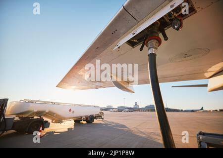 Betanken des Flugzeugs am Flughafen. Bodenservice vor dem Flug. Stockfoto