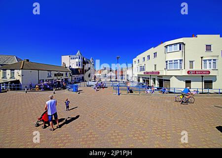 Newbiggin am Meer Northumberland schöne Kneipen am Meer Cafe Bertorelli und Unterkünfte an der langen Promenade mit einem tiefblauen Himmel Stockfoto