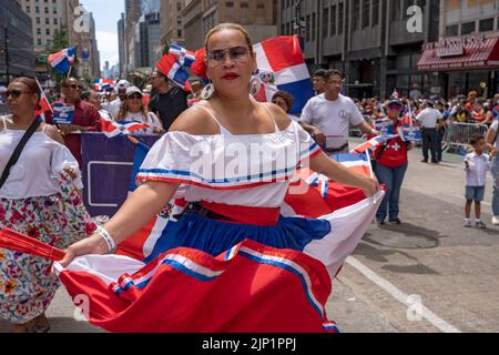 New York, Usa. 14. August 2022. Die Teilnehmer tanzen und marschieren bei der Dominican Day Parade auf der 6. Avenue in New York City. Die National Dominican Day Parade feierte 40 Jahre Marsch auf der Sixth Avenue in Manhattan. Die Parade feiert Dominikanische Kultur, Folklore und Traditionen. Kredit: SOPA Images Limited/Alamy Live Nachrichten Stockfoto